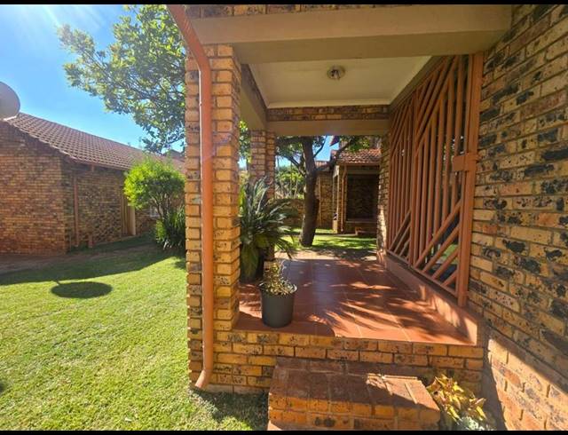 3 BEDROOM TOWNHOUSE FOR SALE IN MAGALIESKRUIN